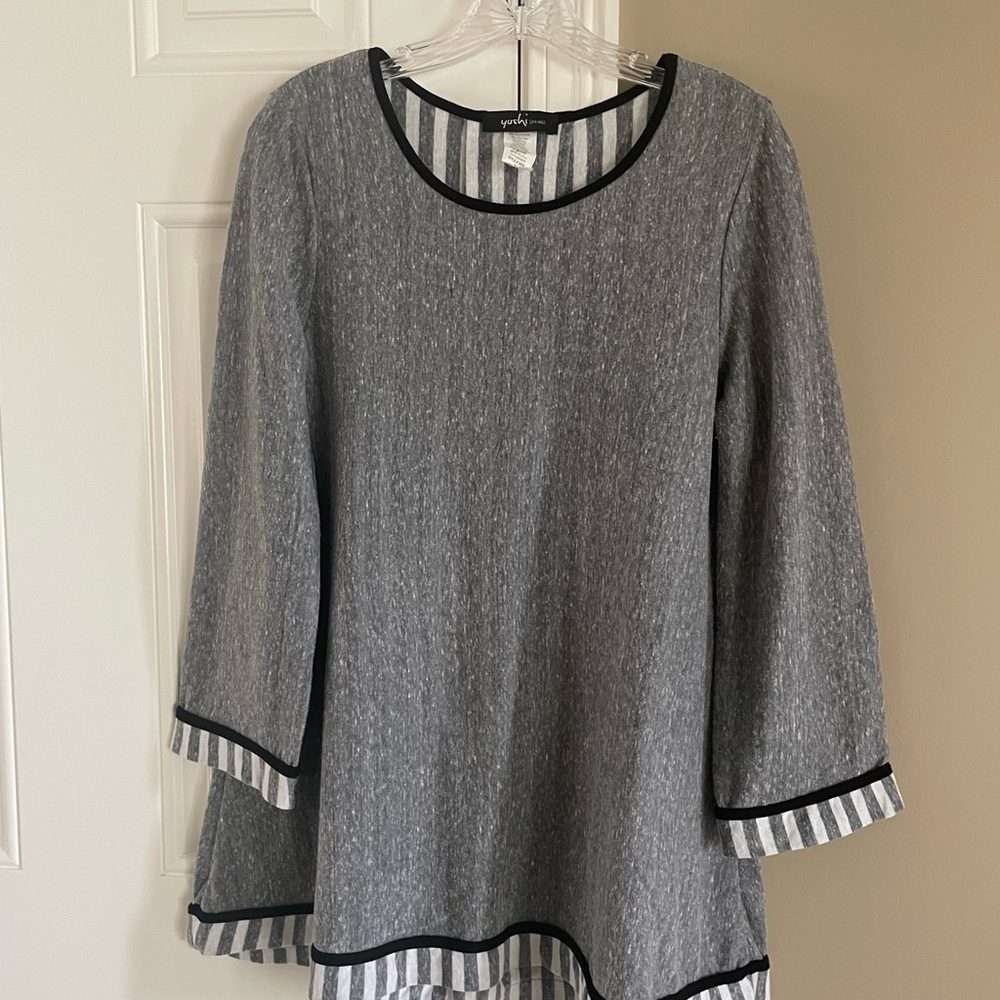 Shi by JOURNEYS Gray and Black Women's Top